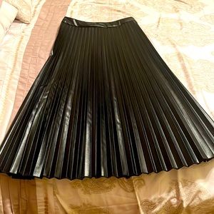 Black pleated PU skirt